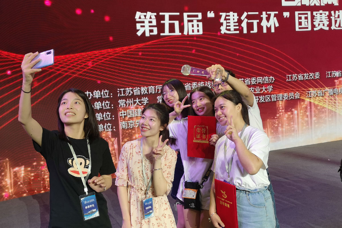 团队颁奖会上合影.jpg