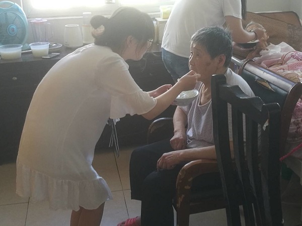 志愿者给老人们喂饭.jpg