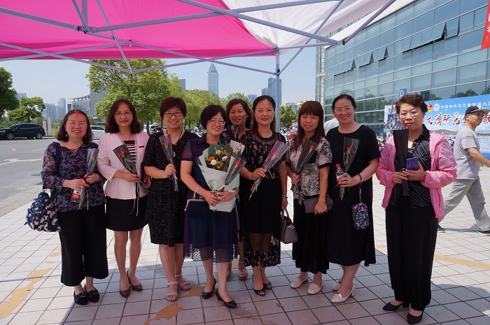 收到花的老师在门口合影.JPG